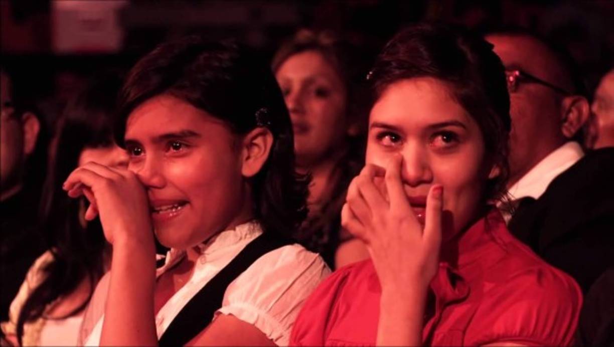 Así lucían Jaanai y Melissa, cuando su padre les dedicó 'Princesas mágicas' durante un concierto en mayo de 2013.