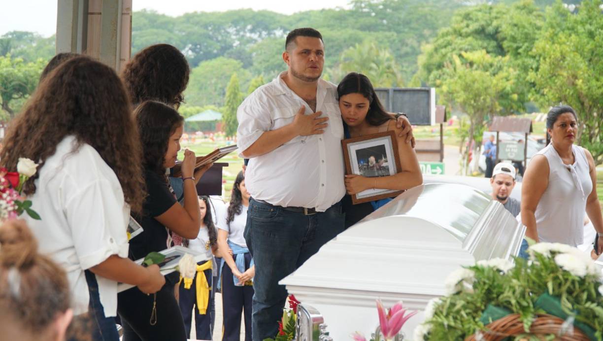 Imágenes: lágrimas y tristeza en último adiós a la joven Michelle Viera