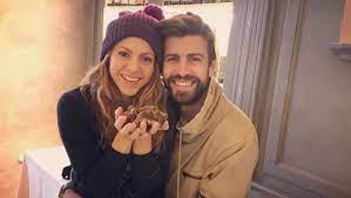  Gerard Piqué y Shakira decidieron poner fin a su relación tras 10 años y dos hijos en común. El jugador del FC Barcelona es señalado de haberle sido “infiel” a la cantante colombiana. 