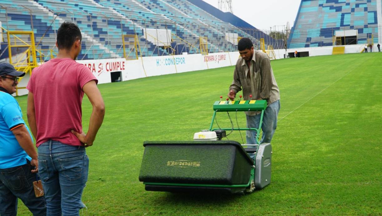 ”Me he comunicado con la dirigencia del Real España en estos precisos momentos, les he pedido apoyo, porque recuerden que nosotros somos institución del Gobierno, no manejamos dinero en efectivo, porque les comentaba qué posibilidades existen de que nosotros busquemos fuera de Honduras a un experto que se venga a encargar de darle vida, de darle color, de perfeccionar esos pequeños detalles que de entrada se los mostré a ustedes, porque esta obra nuevamente hoy lo ratifico, para mí no sirve, para mí no sirve y quiero dejarlo claro, para mí no sirve. La presidenta (Xiomara Castro) nos está exigiendo a nosotros calidad en las obras construidas con fondos del Estado, con fondos del pueblo, y esta obra no sirve. Pequeños detalles pueden ser para muchos, pueden ser insignificantes, pero para mí no, para mí son de mucho significado, de magnitud”: Mario Moncada.