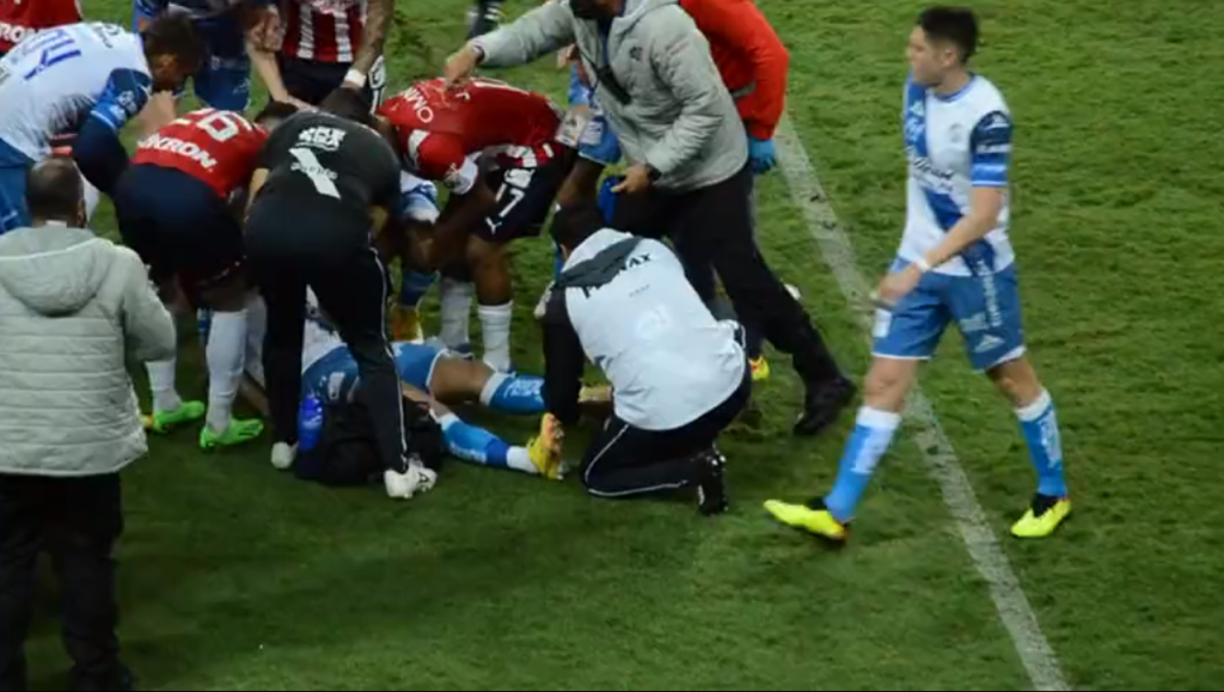 El futbolista del Puebla recibió atención inmediata en la cancha, donde el cuerpo médico de La Franja hizo la respectiva reducción de luxación, es decir, acomodaron el tobillo de regreso a su lugar.