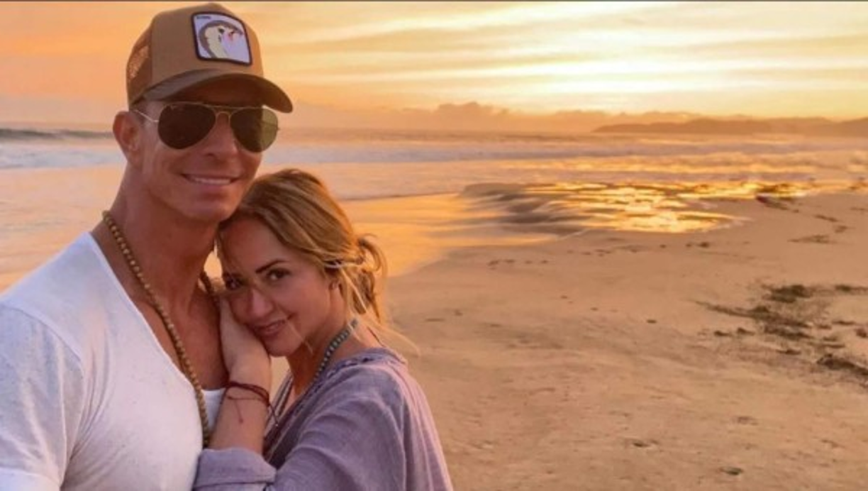 'Cuídense de las fotos, no vayan a platicar con nadie porque ya saben cómo es la gente', agregó entre risas.<br/>