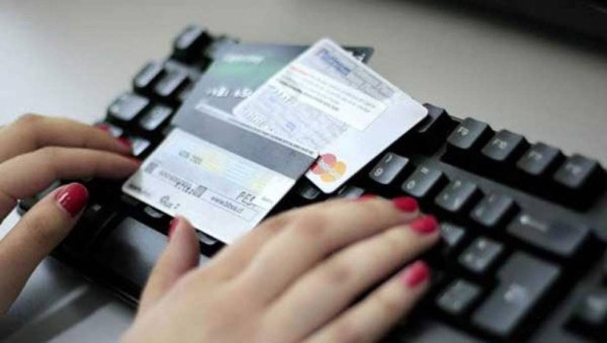 Tallas o medidas: Esto es especialmente necesario si quieres comprar ropa o calzado. Busca en la web del vendedor las medidas y si no está visible, consulta enviando un mensaje.