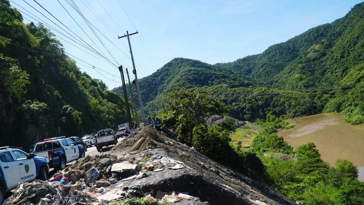 En el pasado, en ese mismo sitio, han ocurrido otros accidentes fatales. No existe protección en la calzada y la caída es de al menos 35 metros. 