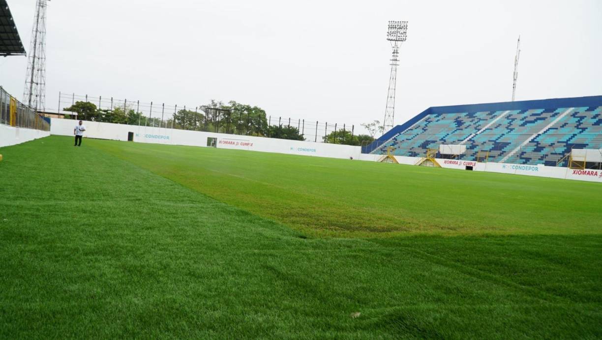 El mal estado de la cancha se nota al límite con la grama artificial, que está fuera del terreno oficial.