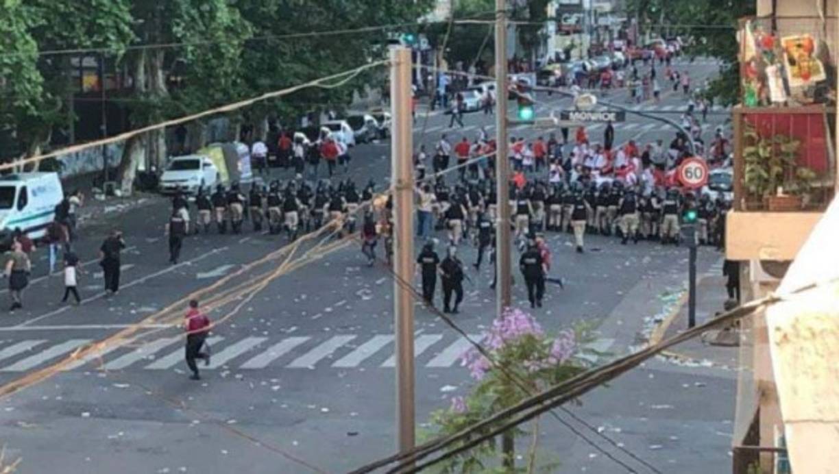 Según algunos medios, aficionados que no habían podido ingresar estaban asaltando a los hinchas que tenían sus boletos de entrada.