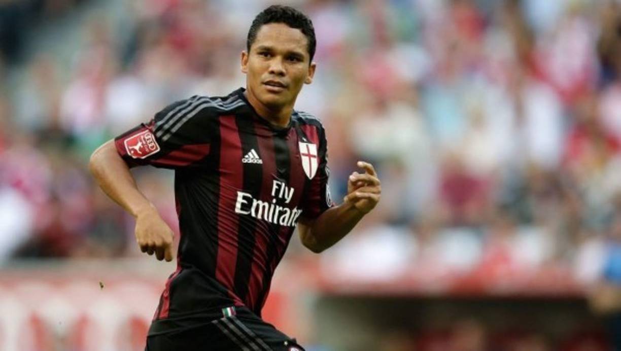 El delantero colombiano Carlos Bacca rechazó irse a China y así seguir en el Milan.