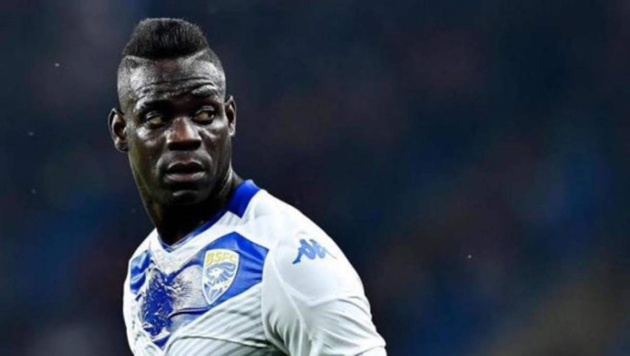 Sorpresa. Con un pie y medio fuera del Brescia, Mario Balotelli empieza a tener ya pretendientes. Y uno de ellos es Boca Juniors, por lo menos según apunta TyCSports. Según el citado medio, Mino Raiola (agente del delantero italiano) y el club argentino ya habrían entablado conversaciones<br/>