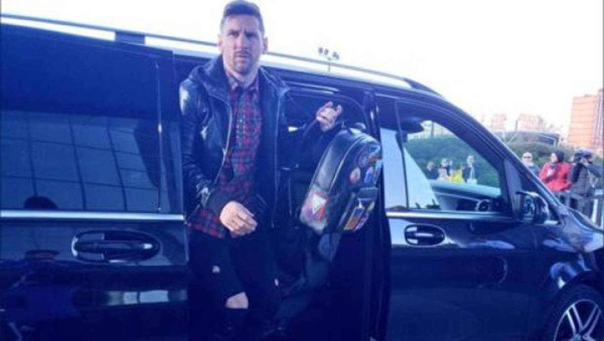 El jugador con los máximos ingresos en el mundo es el “10” albiceleste y del Barcelona, Lionel Messi. Gana 130 millones de euros al año, al consolidar sueldo, primas e ingresos publicitarios.