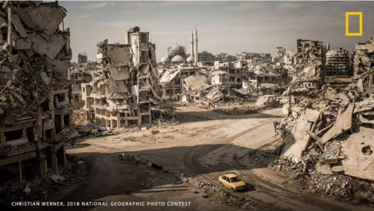 Camino a la Ruinas: 'Con motivo del encargo que nos hizo el diario alemán Der Spiegel, hicimos un viaje por carretera a través de Siria para documentar la situación actual en las principales ciudades del país. Cuando entré por primera vez en el distrito de Khalidiya en Homs, me sorprendí. Para hacer esta foto, le pregunté a un soldado sirio al cargo del área si podía escalar una ruina. El soldado estuvo de acuerdo, permitiéndome escalar bajo mi propio riesgo. Subí a las ruinas de una antigua casa, que estaba llena de artefactos explosivos improvisados, y tomé la foto'.