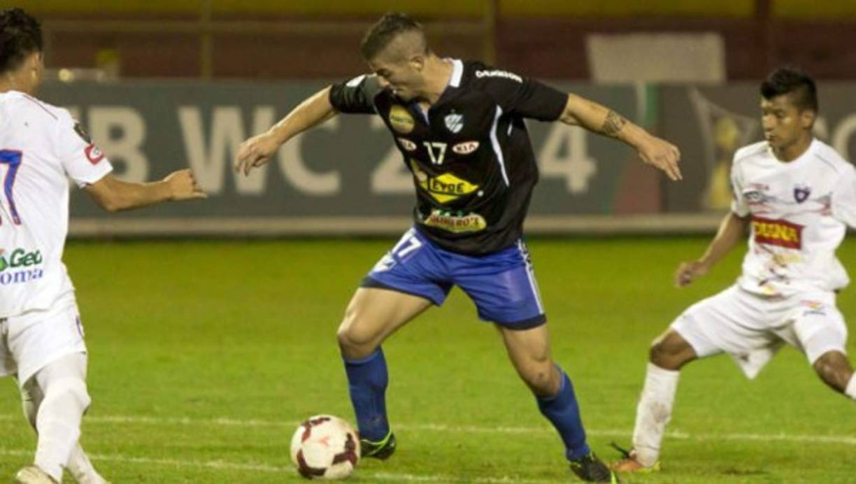 El argentino Kevin Hoyos es nuevo fichaje del Vida luego de que hace unos años estuvo con el Victoria. El delantero asegura que recibió ofertas de Social Sol, Marathón, Juticalpa y Olimpia pero prefirió el cuadro 'cocotero' ya que les había la palabra. Además cuenta que hace dos años tuvo el privilegio de enfrentar en un amistoso al astro argentino Lionel Messi cuando su equipo Estudiantes de La Plata sirvió de fogueo a la selección albiceleste que se preparaba para el Mundial.