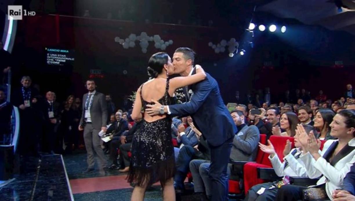 Cristiano Ronaldo felicitó con este beso a Georgina Rodríguez.