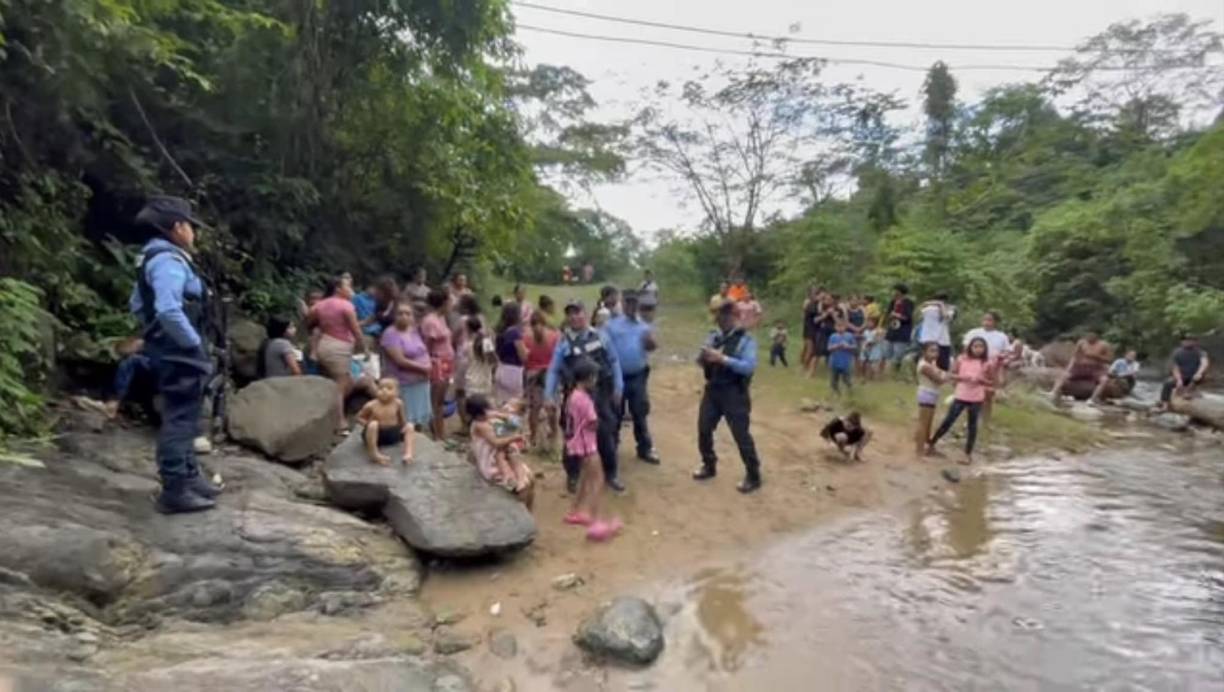 Esta es la poza en la que murió Marián Reyes. Hasta el lugar llegaron las autoridades policiales.