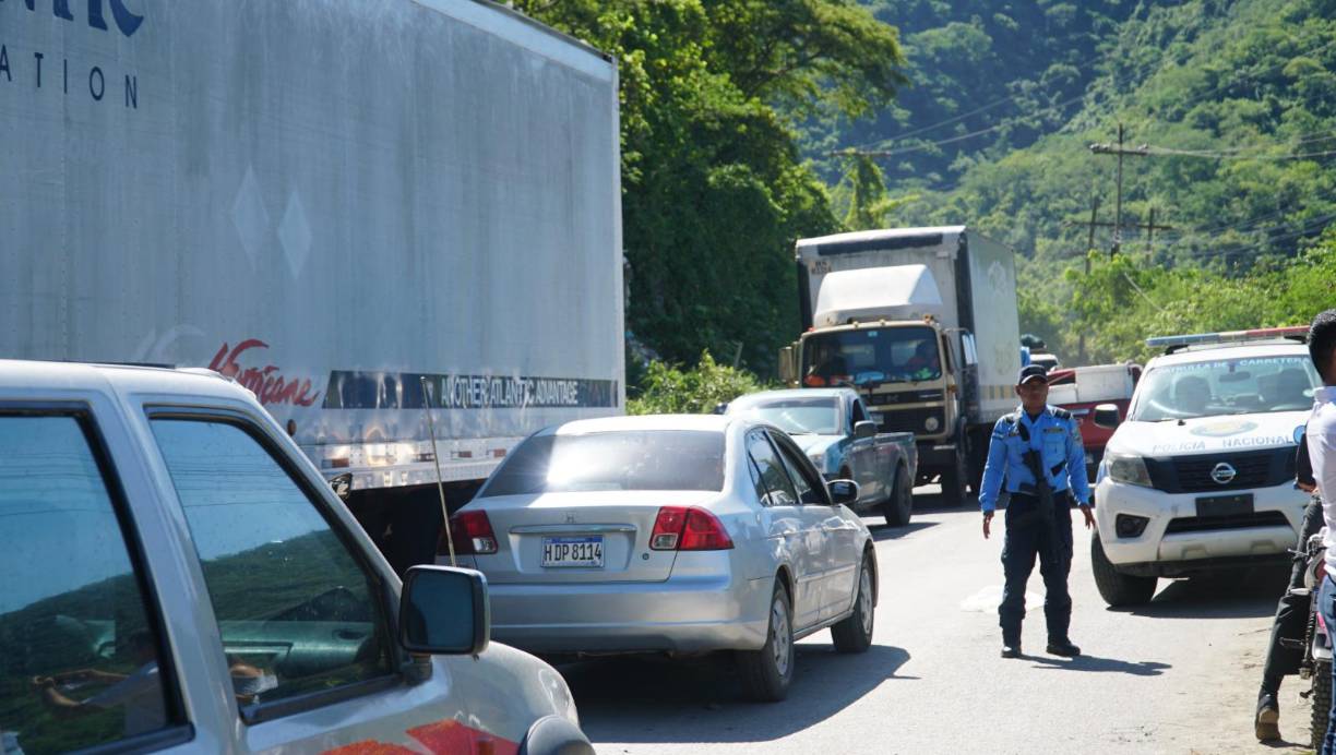 Agentes de la policía llegaron al sitio, que se saturó de tránsito lento. 