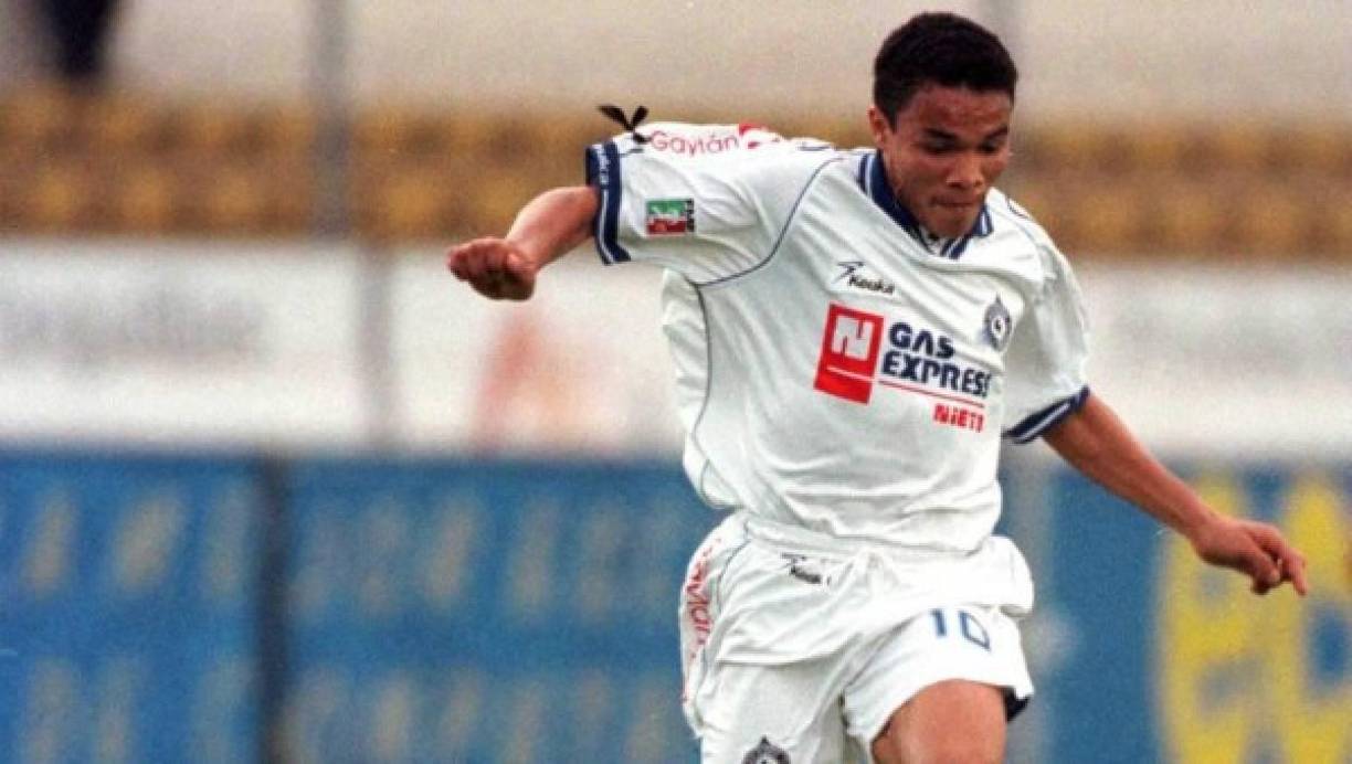 Fue en el 2000 que su gran talento fue aprovechado por el Atlético Celaya de México y el Deportivo Maldonado del fútbol uruguayo.