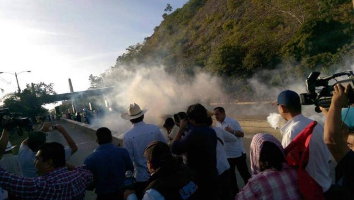 Los gases lacrimógenos en las casetas del este en San Pedro Sula ahuyentaron a los manifestantes entre ellos al expresidente Zelaya.