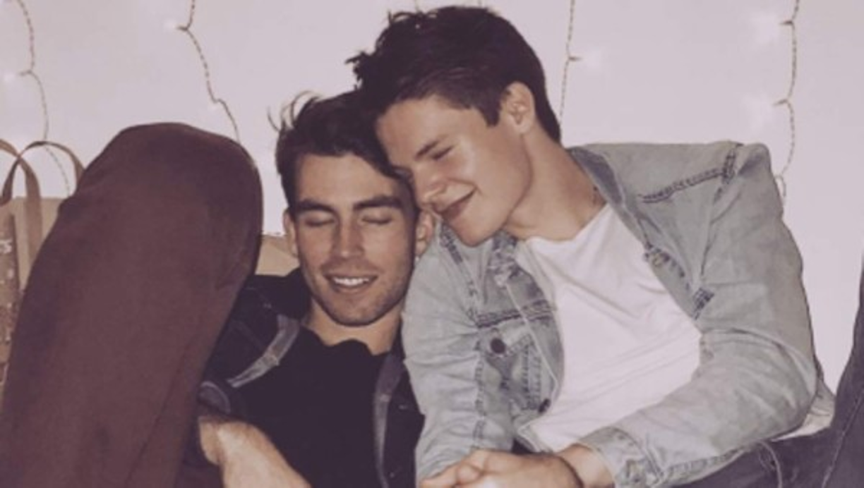 Matt Pacifici: El portero estadounidense compartió esta fotografía en la que aparece dándose la mano con su pareja, que se hace llamar en las redes sociales ‘Dirk Blanchat’.