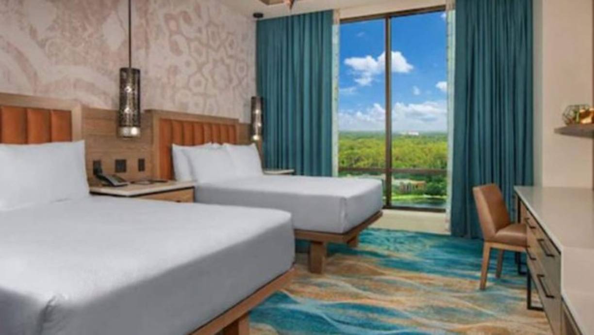 Cada habitación tiene su propio panel de control de temperatura que los huéspedes pueden ajustar a su gusto. En general, la suite se beneficia de una paleta de colores cálidos y acogedores, cortesía de sus acabados de madera gris y mármol blanco, telas azul oscuro y elementos de pared de piedra caliza.