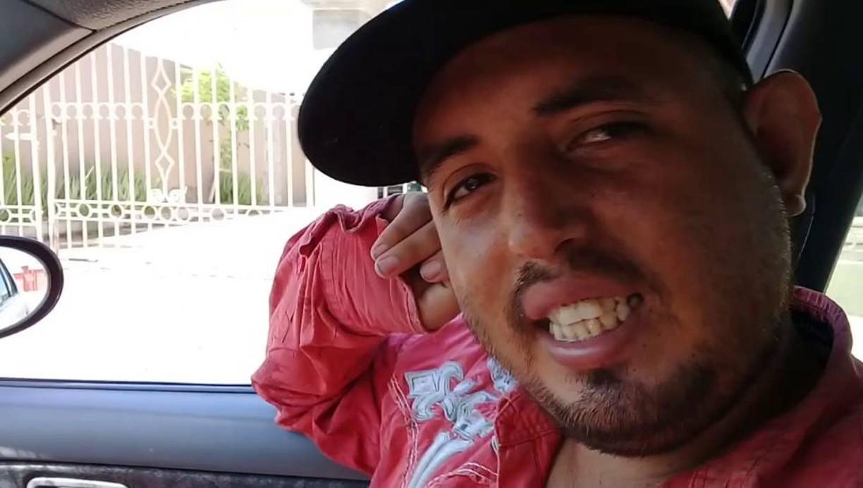 En el video se muestra Ariel intentando contar una historia, pero su amigo Alfredo no lo dejaba de molestar e interrumpir.