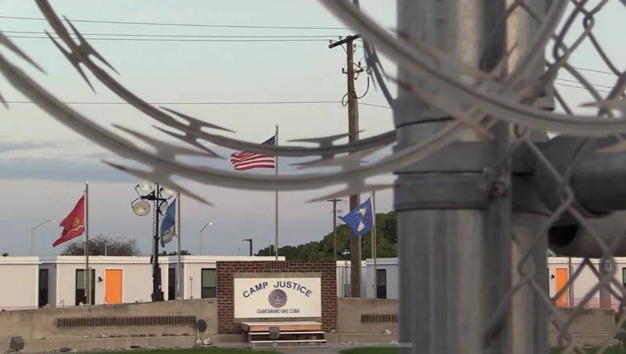 Un reportaje publicado en septiembre de 2024 por The New York Times, basado en informes internos del Gobierno, reveló que los detenidos enfrentan condiciones precarias en Guantánamo, incluyendo denuncias de que son obligados a usar gafas de visión opaca durante los traslados dentro de la base, que sus llamadas con abogados son monitoreadas y que algunas instalaciones están llenas de ratas.