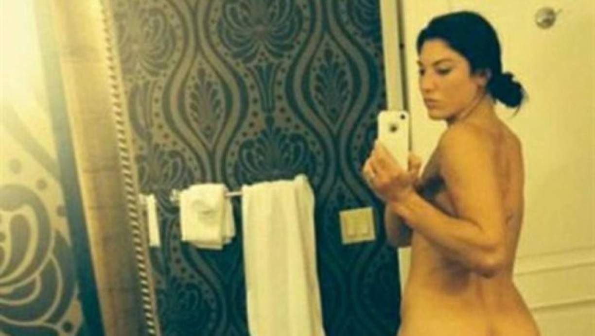 Víctima del ‘celebgate’. Hope Solo también fue una de las más de 100 celebrities víctimas del ataque hacker que filtró sus fotos eróticas (en el caso de Hope, pornográficas, más bien). Al respecto publicó un tweet enfadadísima condenando lo ocurrido.