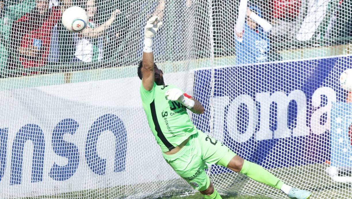 Real Sociedad se puso en ventaja con un golazo de Kevin Güity. El portero Samudio de los verdes se estiró, pero no pudo llegarle a la pelota.