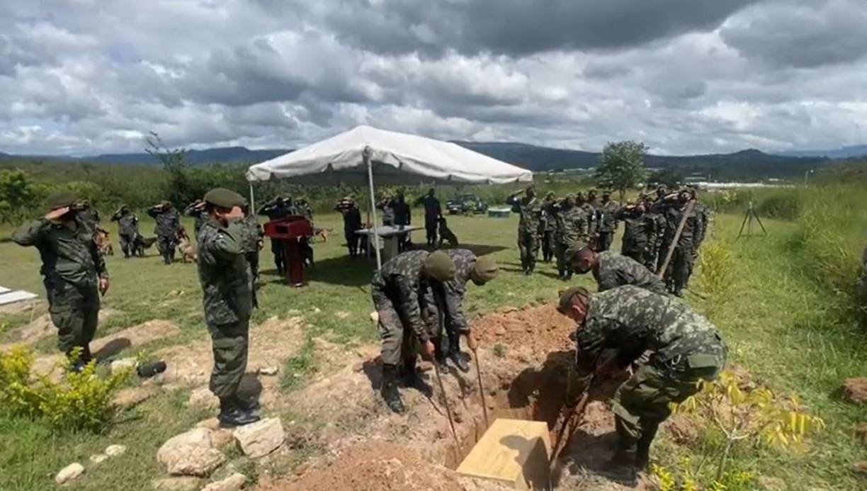 El militar que cuidaba a Askar fue quien se mantuvo más cercano a su tumba.