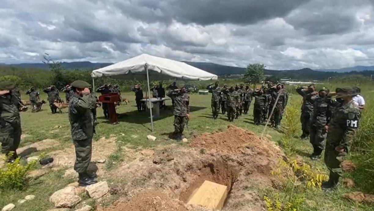 Con una trompeta se tocaron algunas notas solemnes antes de echar la tierra sobre el féretro.