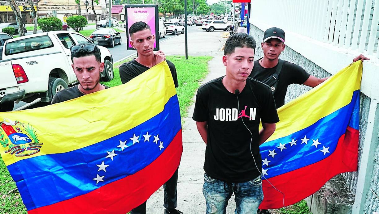 Puede encontrarlos en los bulevares del Sur, Este y Norte de San Pedro Sula, llegando a la Terminal de Buses y yéndose de ella, algunos con la intención de llegar a Estados Unidos y otros que ya se resignaron y van de regreso a su país, Venezuela.