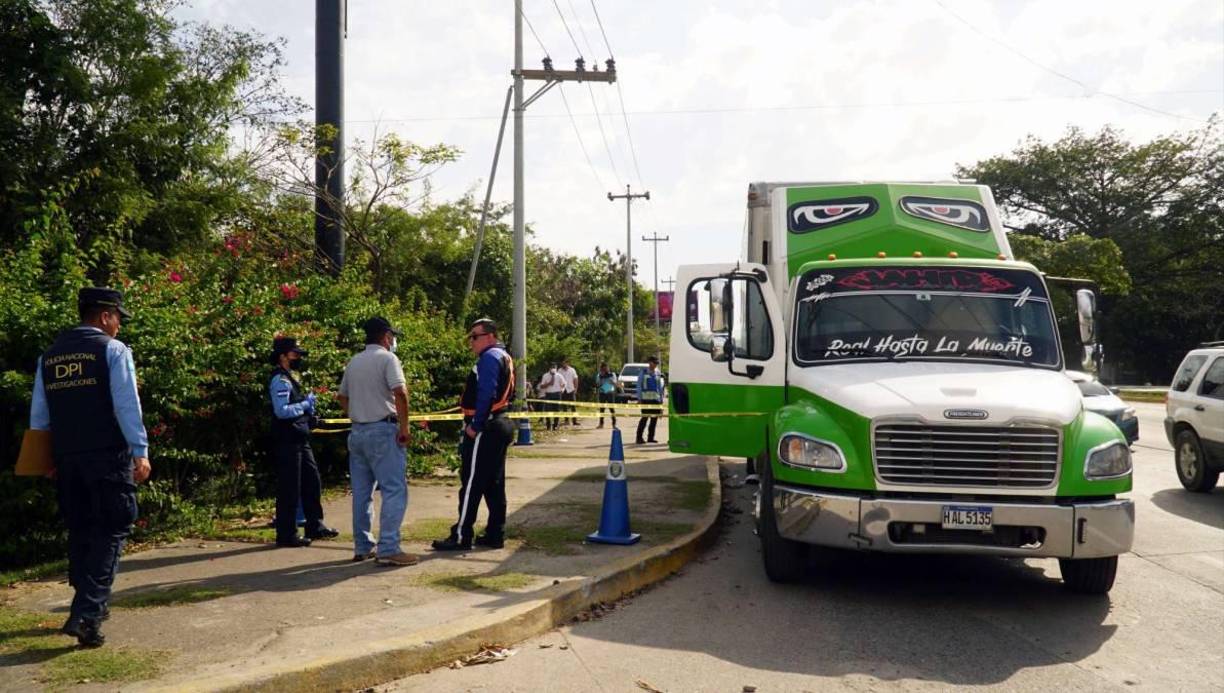 La tragedia ocurrió a eso de las 6:30 am en la trocha de esa vía que conduce al centro de la ciudad frente a la avenida que sirve de acceso a las colonias San Carlos de Sula y San Roberto de Sula.