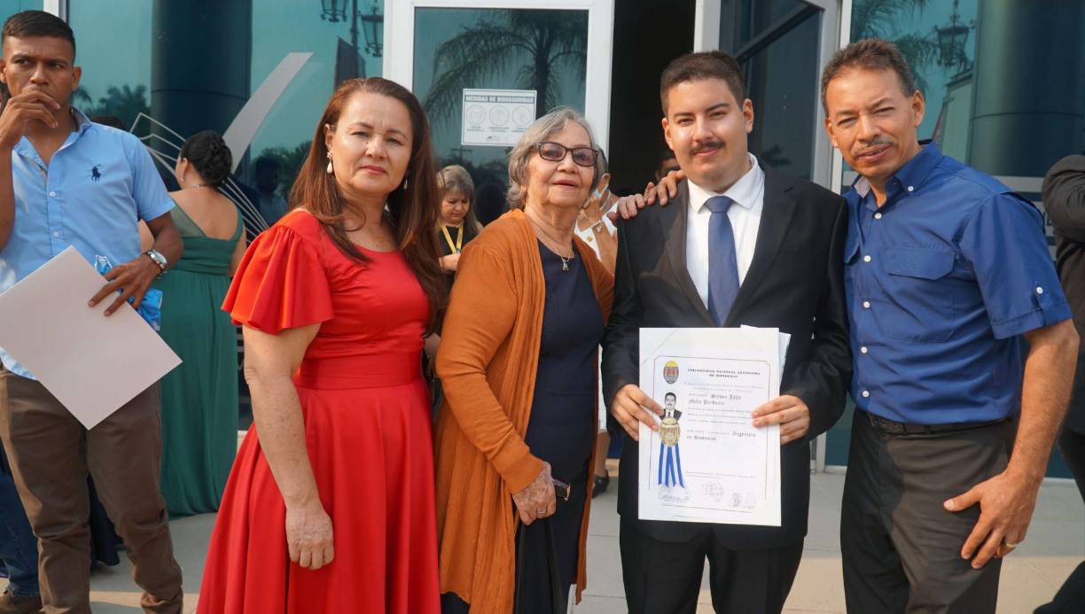 Familiares de Steven Milla, Ingeniero en Sistemas, festejaron su triunfo. 
