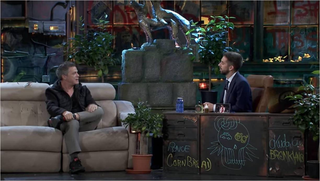 Se espera que Sanz entregue la carta a Broncano durante su próxima visita a “La Revuelta”. La reacción de Broncano es incierta, pero muchos esperan que acepte el gesto y contribuya a poner fin a la disputa.