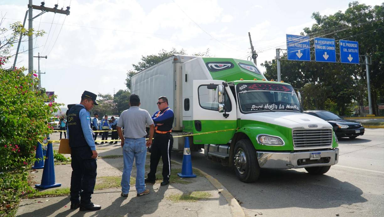 La tragedia ocurrió a eso de las 6:30 am en la trocha de esa vía que conduce al centro de la ciudad frente a la avenida que sirve de acceso a las colonias San Carlos de Sula y San Roberto de Sula. El cuerpo de la bebé Any Moserrat Dubón Urbina quedó debajo de la carrocería de un camión cercano a las llantas traseras.