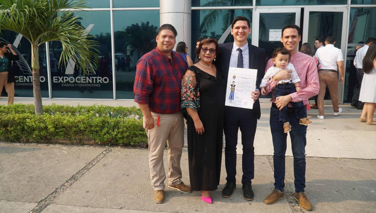 Jesser Flores, Ivone Alfaro, Fabián Flores, Luis Flores y Luca Flores