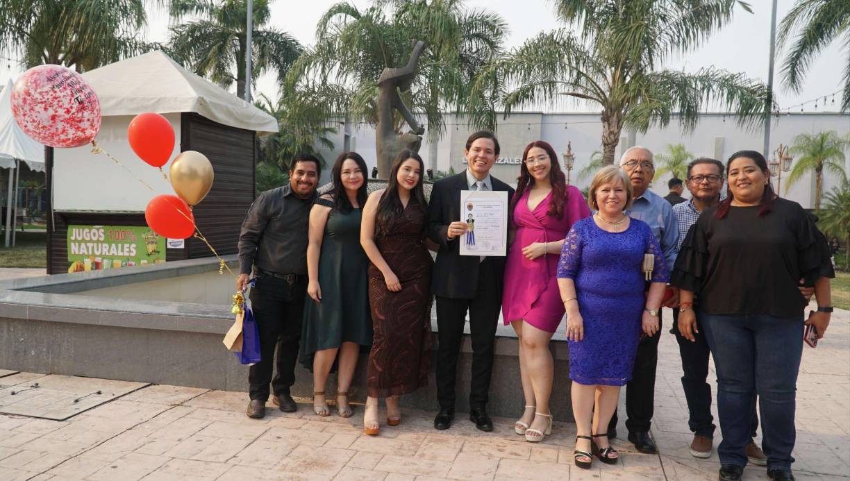 El periodista de LA PRENSA, Jairo Martínez, compartió este logro junto a su familia.