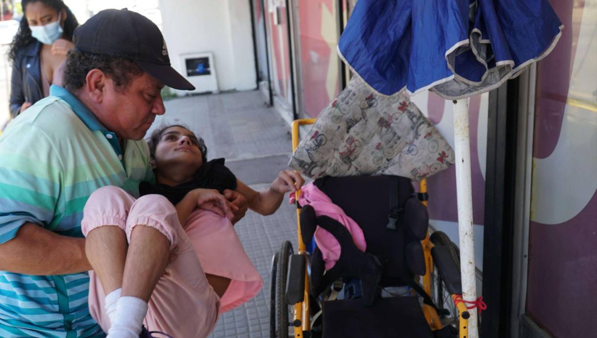 Con su hija en brazos, el padre de Abigail, de 17 años, clama por ayuda. No desiste a ver a su hija con mejores condiciones de salud. 