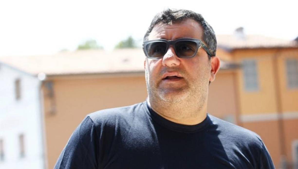 Entre las mesas del local, rápidamente popularizado en la ciudad neerlandesa, el joven Mino se desempeñó como camarero, entablando conversaciones con los comensales más dispares y adquiriendo, aún sin saberlo, el don de gentes y el olfato que le caracterizaría.