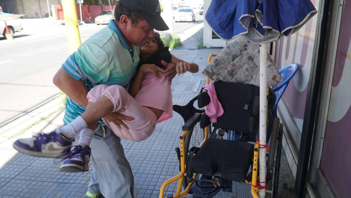 Sus extremidades eran más débiles, explica el padre. De momento, se ha sometido a dos cirugías que han mejorado su estado de salud, sin embargo, acude a la solidaridad de los hondureños para realizar la cirugía y los exámenes, cuya cifra asciende a los 12,010 lempiras.