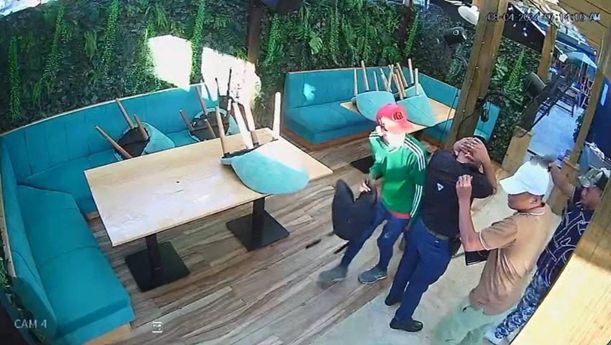 El joven de 18 años fue entregado por sus padres a las autoridades y están acusados de participar en una serie de asaltos en La Ceiba.