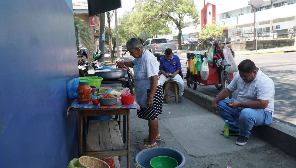 Taxistas, empresarios, vendedores, vecinos, es una gran variedad de clientela que llega a buscar sus populares pasteles.