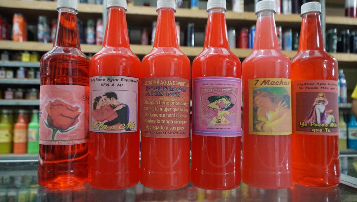 Las aguas espirituales se utilizan según las creencias para lograr el amor. Cuando se bañan las personas se lo aplican