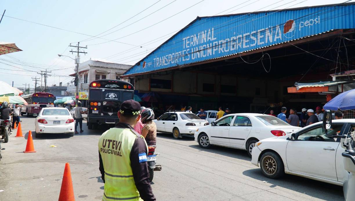 ”Yo nunca me imaginé terminar como taxista, pero cuando uno se mete a esto, ya no se quiere salir”, es otra de las famosas frases que caracterizan a muchos de los taxistas hondureños.