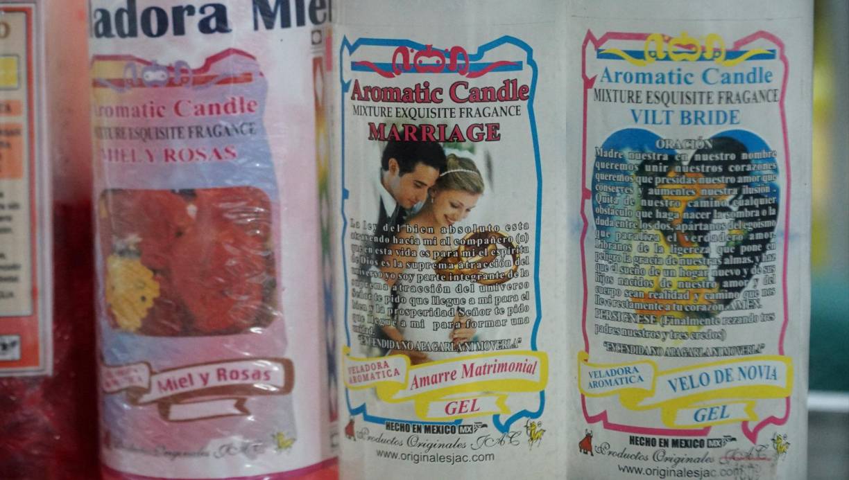 Las veladoras como amarre matrimonial y velo de novia son buscados, según Alex Robles, propietario de la Botánica.