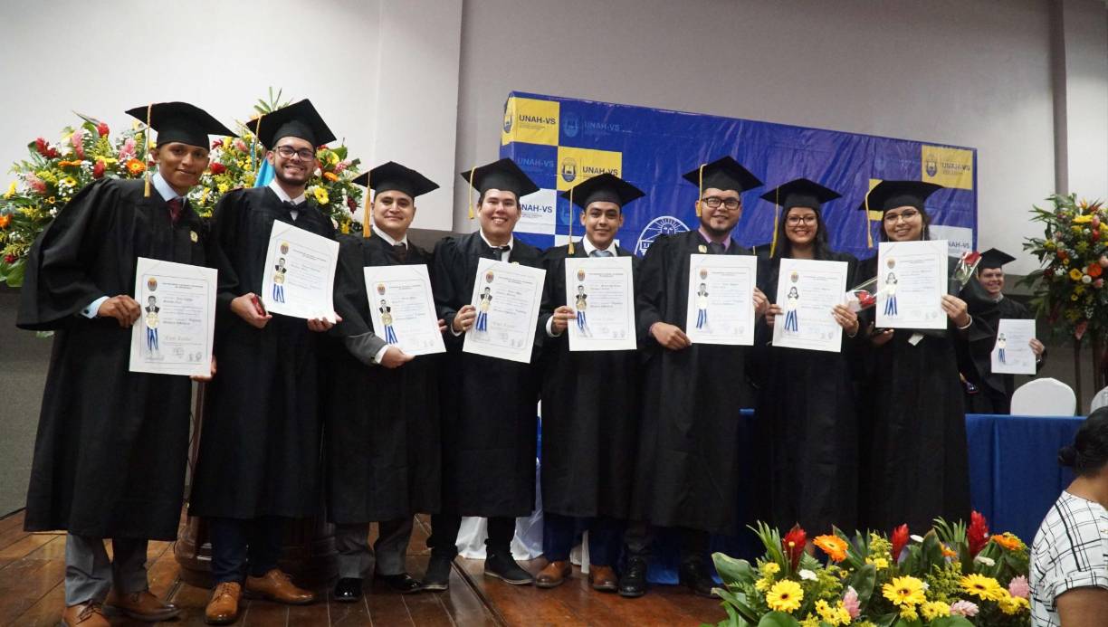 En esta ocasión, autoridades universitarias tuvieron el gusto de entregar 329 menciones honoríficas, lo cual representa el 43% de los graduandos.