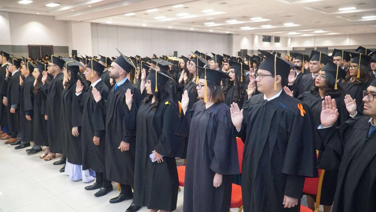 Mientras que en la jornada vespertina recibieron sus títulos en las carreras de Medicina, Enfermería, Odontología, Ingeierías, Derecho, Psicología y Periodismo.
