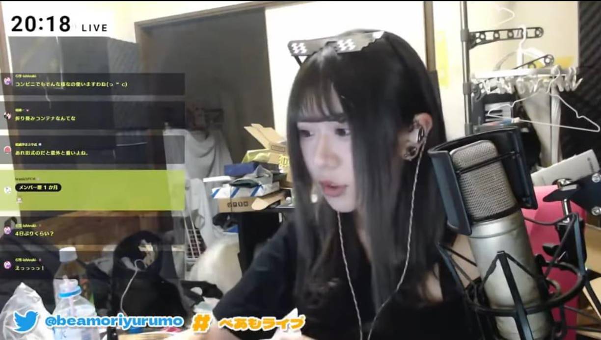 Su nombre es Beamori Yurumo, y radica en Japón. También es una vtuber, es decir, una personalidad digital que interactúa con su audiencia en tiempo real a través de un avatar virtual.