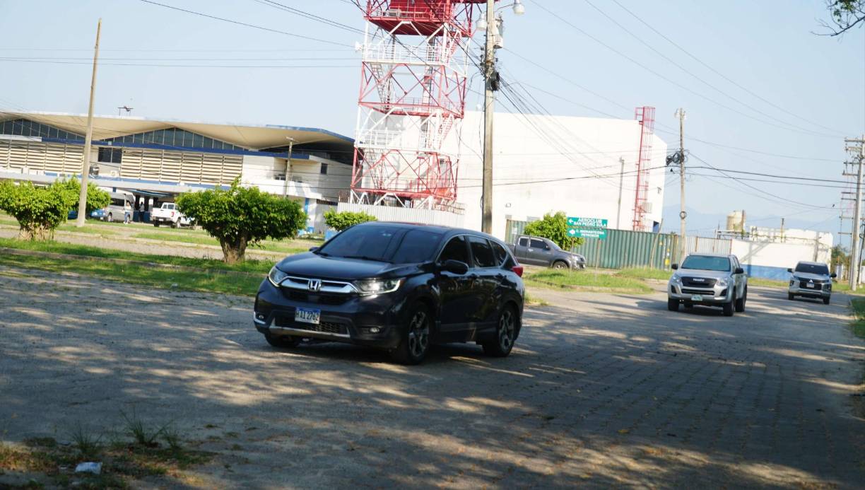 Al verificar que no tenía ningún expediente abierto en el sistema judicial de<b> Honduras </b>fue entregado a sus familiares y a su apoderado legal, que lo estaban esperando en las afueras de las oficinas policiales y migratorias del aeropuerto.