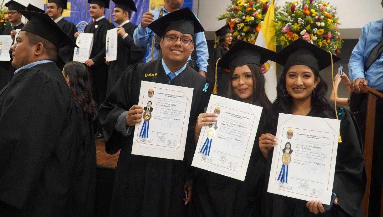 Este triunfo lo disfrutaron entre compañeros, familiares y amigos que brindaron su apoyo a cada uno de los estudiantes.