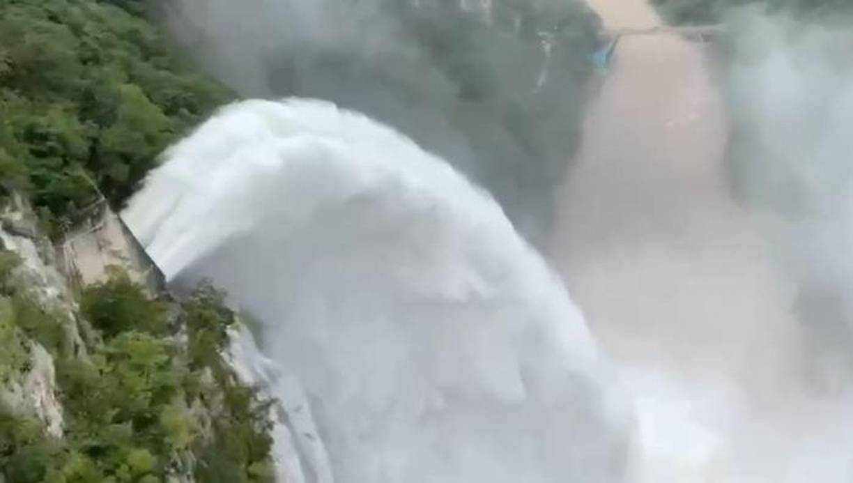 La tormenta tropical Julia avanzaba este sábado sobre el mar Caribe rumbo a las islas colombianas de San Andrés, Providencia y Santa Catalina con vientos reforzados a 65 millas por hora (100 km/h), muy cerca de la categoría de huracán.