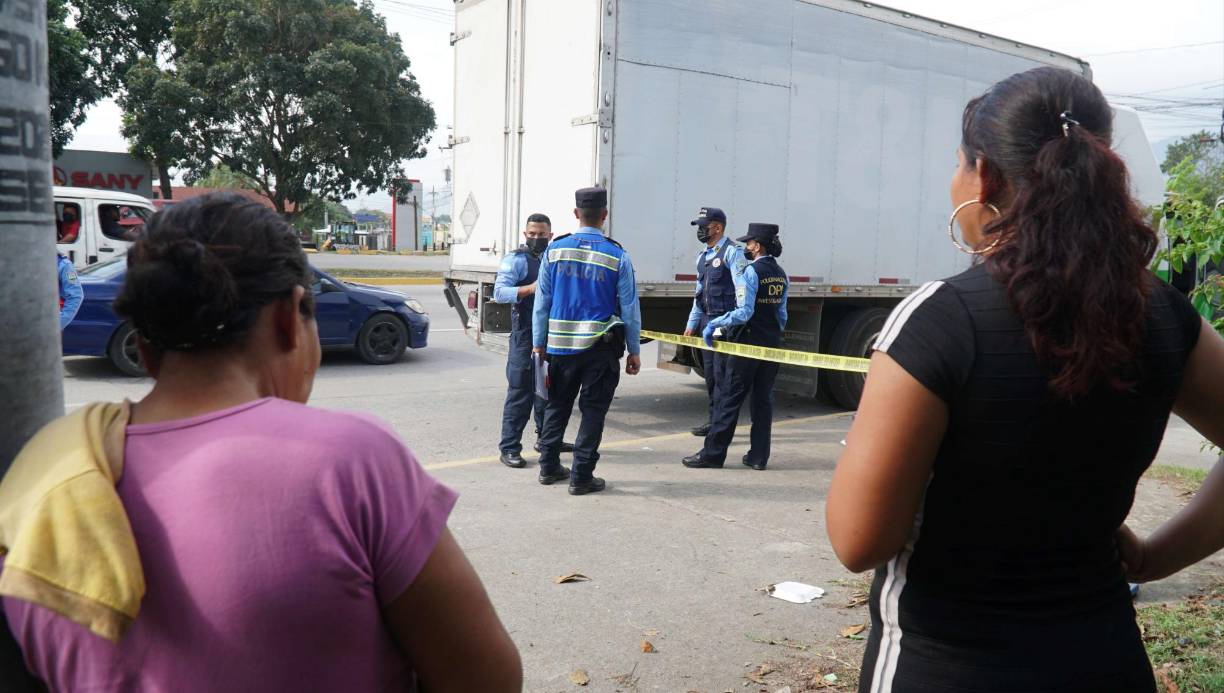 Al lugar llegaron paramédicos del sistema nacional de emergencia 911 y constataron que la niña estaba sin vida y a su madre la trasladaron herida al hospital Mario Rivas.